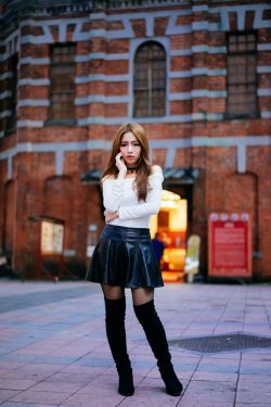 一个口里面一个女念什么